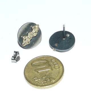 Einzelstücke, Lorena-Design, schwarze, runde Ohrstecker "Goldstreifen im Kreis" aus 925 Silber, teilweise vergoldet, seidenmatt, in den Tiefen geschwärzt, vergoldeter Streifen als Applikation, Ringweite 55. Dazu paßt Ring Nord 0048. Österreichischer Design-Schmuck - Unikate und Pretiosen nur erhältlich im Onlineshop der Goldschmiede Danilo! 