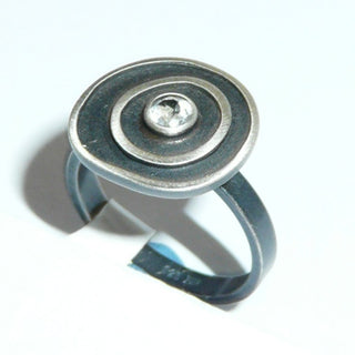 Einzelstück, Lorena-Design, schwarzer Ring "Konzentrik klein" aus 925 Silber, mit einem Bergkristall, seidenmatt, in den Tiefen geschwärzt, asymmetrische konzentrische Kreise, Ringweite 55,5. Österreichischer Design-Schmuck. -	Unikate und Pretiosen nur erhältlich im Onlineshop der Goldschmiede Danilo!