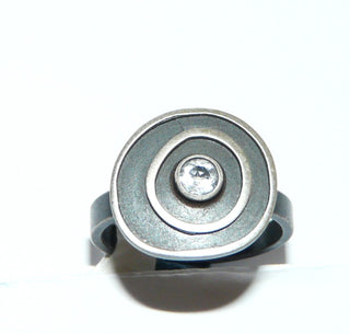 Einzelstück, Lorena-Design, schwarzer Ring "Konzentrik klein" aus 925 Silber, mit einem Bergkristall, seidenmatt, in den Tiefen geschwärzt, asymmetrische konzentrische Kreise, Ringweite 55,5. Österreichischer Design-Schmuck. -	Unikate und Pretiosen nur erhältlich im Onlineshop der Goldschmiede Danilo!