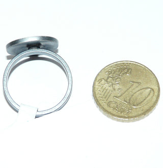 Einzelstück, Lorena-Design, schwarzer Ring "Konzentrik klein" aus 925 Silber, mit einem Bergkristall, seidenmatt, in den Tiefen geschwärzt, asymmetrische konzentrische Kreise, Ringweite 55,5. Österreichischer Design-Schmuck. -	Unikate und Pretiosen nur erhältlich im Onlineshop der Goldschmiede Danilo!