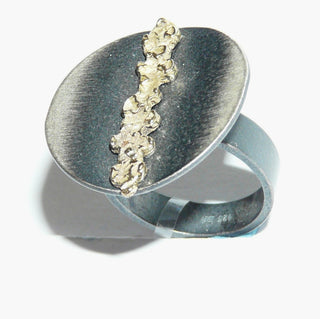 Einzelstück, Lorena-Design, schwarzer Ring "Goldstreifen" aus 925 Silber, teilweise vergoldet, seidenmatt, in den Tiefen geschwärzt, vergoldeter Streifen als Applikation, Ringweite 55. Dazu passen Ohrstecker Nord 0069. Österreichischer Design-Schmuck -	Nur erhältlich im Onlineshop von Juwelier & Goldschmiede Danilo!