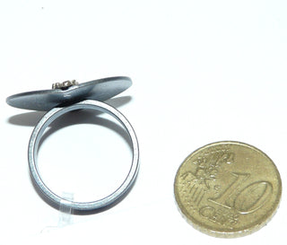 Einzelstück, Lorena-Design, schwarzer Ring "Goldstreifen" aus 925 Silber, teilweise vergoldet, seidenmatt, in den Tiefen geschwärzt, vergoldeter Streifen als Applikation, Ringweite 55. Dazu passen Ohrstecker Nord 0069. Österreichischer Design-Schmuck -	Nur erhältlich im Onlineshop von Juwelier & Goldschmiede Danilo!