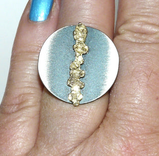 Einzelstück, Lorena-Design, schwarzer Ring "Goldstreifen" aus 925 Silber, teilweise vergoldet, seidenmatt, in den Tiefen geschwärzt, vergoldeter Streifen als Applikation, Ringweite 55. Dazu passen Ohrstecker Nord 0069. Österreichischer Design-Schmuck -	Nur erhältlich im Onlineshop von Juwelier & Goldschmiede Danilo!