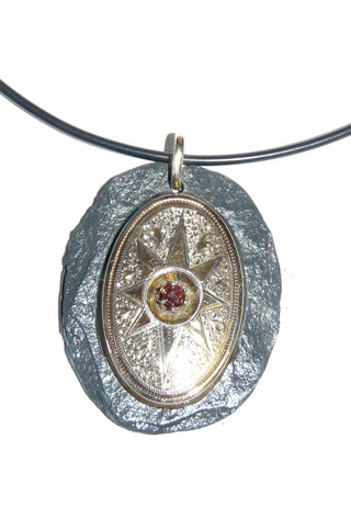 antikes Einzelstück, Mariage / Umarbeitung, ausgefallener Anhänger im Material-Mix aus mit einem ovalen, originalen Biedermeier-Teil aus 585 Gelbgold mit einem Granat in der Mitte, wunderschöne Stern-Gravur, aufgesetzt auf eine Platte aus Schiefer, ca. 41,5 mm x 30,5 mm inklusive Schlaufe gemessen  - Unikate und Pretiosen nur erhältlich im Onlineshop der Goldschmiede Danilo!