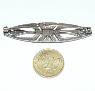 Einzelstück, feine Markasit-Brosche aus 925 Silber, navettförmig mit Durchbrüchen in Form von Libellenflügeln, mit einem runden Onyx-Cabochon in der Mitte, Replik im Stil des Art Deco -	Unikate und Pretiosen nur erhältlich im Onlineshop der Goldschmiede Danilo!