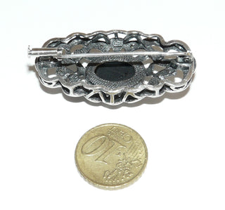 Einzelstück, Markasit-Brosche aus 925 Silber, florales Design in einer lang-ovalen Form mit feinen Durchbrüchen, 1 ovaler Onyx-Cabochon, Replik im Stil um 1900 -	Einzelstücke nur erhältlich bei www.danilogold-shop.de
-	

