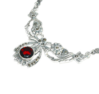 Retro-Einzelstück, Markasit-Collier aus 925 Silber, Mittelteil-Collier, doppelte Panzerkette, Gesamtlänge 46 cm, Blüten-Mittelteil mit einem feurig rot funkelnden, runden, facettierten Granat, Replik im Stil um 1900 - Nur erhältlich bei www.danilogold-shop.de