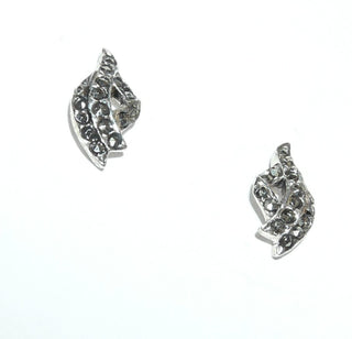 Einzelstücke, Markasit-Ohrstecker gefertigt aus 925 Silber, ausgefaßt mit Markasiten in Form eines geschwungenen, stilisiertem "Blattes", Replik im Stil um 1900 -	Vintage-Schmuck nur im Onlineshop von danilogold!