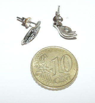 Einzelstücke, Markasit-Ohrstecker gefertigt aus 925 Silber, ausgefaßt mit Markasiten in Form eines geschwungenen, stilisiertem "Blattes", Replik im Stil um 1900 -	Vintage-Schmuck nur im Onlineshop von danilogold!