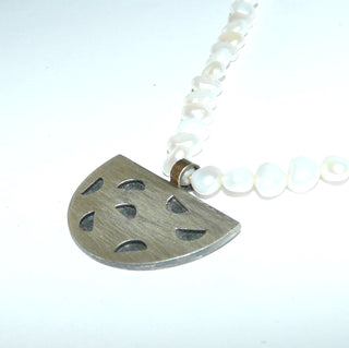 Handgefertigtes Unikat, Mittelteil-Collier "Halbkreis" aus 925 Silber, teilweise geschwärzt + 585 Öse, Süßwasser-Perlen-Kette Reiskorn-Flats, halbkreisförmige Aussägungen, Gesamtlänge 44 cm, Karabiner-Verschluß. -	Handgefertigtes Unikat! Nur im Onlineshop von Juwelier & Goldschmiede Danilo!