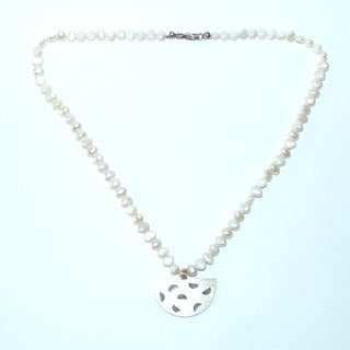 Handgefertigtes Unikat, Mittelteil-Collier "Halbkreis" aus 925 Silber, teilweise geschwärzt + 585 Öse, Süßwasser-Perlen-Kette Reiskorn-Flats, halbkreisförmige Aussägungen, Gesamtlänge 44 cm, Karabiner-Verschluß. -	Handgefertigtes Unikat! Nur im Onlineshop von Juwelier & Goldschmiede Danilo!