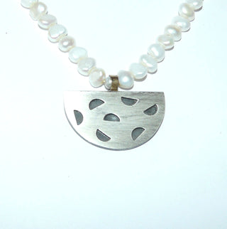 Handgefertigtes Unikat, Mittelteil-Collier "Halbkreis" aus 925 Silber, teilweise geschwärzt + 585 Öse, Süßwasser-Perlen-Kette Reiskorn-Flats, halbkreisförmige Aussägungen, Gesamtlänge 44 cm, Karabiner-Verschluß. -	Handgefertigtes Unikat! Nur im Onlineshop von Juwelier & Goldschmiede Danilo!