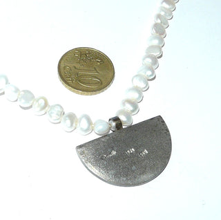 Handgefertigtes Unikat, Mittelteil-Collier "Halbkreis" aus 925 Silber, teilweise geschwärzt + 585 Öse, Süßwasser-Perlen-Kette Reiskorn-Flats, halbkreisförmige Aussägungen, Gesamtlänge 44 cm, Karabiner-Verschluß. -	Handgefertigtes Unikat! Nur im Onlineshop von Juwelier & Goldschmiede Danilo!