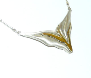 Einzelstück, Mittelteil-Collier "Flußbiegung" aus 925 Silber mit einer Stäbchenkette von 43 cm Länge, gebogenes, V-förmiges Mittelteil, seidenmattiert mit einer gebogenen Applikation aus vergoldetem + poliertem Silber -	Nur erhältlich bei www.danilogold-shop.de