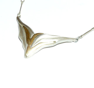 Einzelstück, Mittelteil-Collier aus 925 Silber mit einer Stäbchenkette von 43 cm Länge, gebogenes, V-förmiges Mittelteil, seidenmattiert mit einer gebogenen Applikation aus vergoldetem + poliertem Silber -	Nur erhältlich bei www.danilogold-shop.de