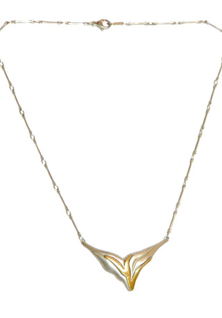 Einzelstück, Mittelteil-Collier aus 925 Silber mit einer Stäbchenkette von 43 cm Länge, gebogenes, V-förmiges Mittelteil, seidenmattiert mit einer gebogenen Applikation aus vergoldetem + poliertem Silber -	Nur erhältlich bei www.danilogold-shop.de