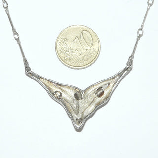 Einzelstück, Mittelteil-Collier aus 925 Silber mit einer Stäbchenkette von 43 cm Länge, gebogenes, V-förmiges Mittelteil, seidenmattiert mit einer gebogenen Applikation aus vergoldetem + poliertem Silber -	Nur erhältlich bei www.danilogold-shop.de