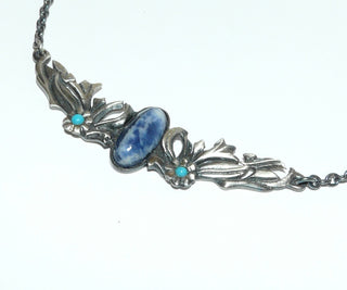 Einzelstück, Mittelteil-Collier aus 925 Silber im floralen Design, ein ovaler blauweißer Sodalith-Cabochon mit schöner Maserung+ 2 kleine runde Türkise, Rundanker-Kette, in den Tiefen geschwärzt, 42 cm lang. -	Nur erhältlich im Onlineshop von Juwelier & Goldschmiede Danilo!