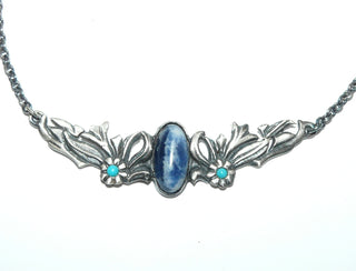 Einzelstück, Mittelteil-Collier aus 925 Silber im floralen Design, ein ovaler blauweißer Sodalith-Cabochon mit schöner Maserung+ 2 kleine runde Türkise, Rundanker-Kette, in den Tiefen geschwärzt, 42 cm lang. -	Nur erhältlich im Onlineshop von Juwelier & Goldschmiede Danilo!