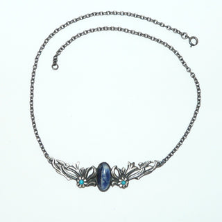 Einzelstück, Mittelteil-Collier aus 925 Silber im floralen Design, ein ovaler blauweißer Sodalith-Cabochon mit schöner Maserung+ 2 kleine runde Türkise, Rundanker-Kette, in den Tiefen geschwärzt, 42 cm lang. -	Nur erhältlich im Onlineshop von Juwelier & Goldschmiede Danilo!