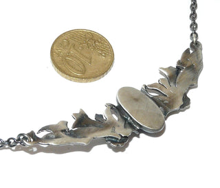 Einzelstück, Mittelteil-Collier aus 925 Silber im floralen Design, ein ovaler blauweißer Sodalith-Cabochon mit schöner Maserung+ 2 kleine runde Türkise, Rundanker-Kette, in den Tiefen geschwärzt, 42 cm lang. -	Nur erhältlich im Onlineshop von Juwelier & Goldschmiede Danilo!