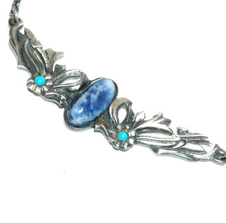 Einzelstück, Mittelteil-Collier aus 925 Silber im floralen Design, ein ovaler blauweißer Sodalith-Cabochon mit schöner Maserung+ 2 kleine runde Türkise, Rundanker-Kette, in den Tiefen geschwärzt, 42 cm lang - Nur erhältlich im Onlineshop von Juwelier & Goldschmiede Danilo!