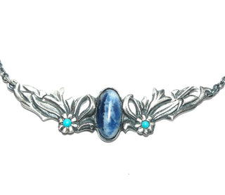 Einzelstück, Mittelteil-Collier aus 925 Silber im floralen Design, ein ovaler blauweißer Sodalith-Cabochon mit schöner Maserung+ 2 kleine runde Türkise, Rundanker-Kette, in den Tiefen geschwärzt, 42 cm lang - Nur erhältlich im Onlineshop von Juwelier & Goldschmiede Danilo!