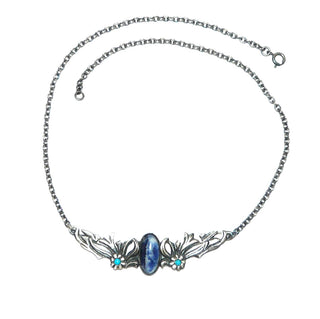 Einzelstück, Mittelteil-Collier aus 925 Silber im floralen Design, ein ovaler blauweißer Sodalith-Cabochon mit schöner Maserung+ 2 kleine runde Türkise, Rundanker-Kette, in den Tiefen geschwärzt, 42 cm lang - Nur erhältlich im Onlineshop von Juwelier & Goldschmiede Danilo!