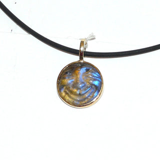 Handgefertigtes Einzelstück, Unikat-Mondstein-Anhänger "lachendes Mondgesicht", herrlich blau schillernder, gewölbter Cabochon mit einem gravierten, freundlich lächelnden Gesicht aus 750 Gold -	Unikatschmuck nur erhältlich im Onlineshop von Juwelier & Goldschmiede Danilo! 
