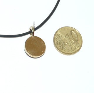 Handgefertigtes Einzelstück, Unikat-Mondstein-Anhänger "lachendes Mondgesicht", herrlich blau schillernder, gewölbter Cabochon mit einem gravierten, freundlich lächelnden Gesicht aus 750 Gold -	Unikatschmuck nur erhältlich im Onlineshop von Juwelier & Goldschmiede Danilo! 