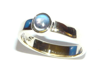 Einzelstück, Handarbeit, gleichlaufender Ring aus 333 Gelbgold mit einem runden blau schimmernden Mondstein-Cabochon, Durchmesser ca. 6,5 mm, Ringweite 56 - Handgefertigtes Unikat! Nur im Onlineshop von Juwelier & Goldschmiede Danilo!