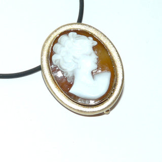 Mariage aus antiker Muschelgemme und neuzeitlicher Fassung, Kamee-Anhänger, gefaßt in 585 Gold, Handarbeit, geschnitztes Frauenportrait "die anonyme Schöne", matter abgerundeter Goldspiegel als Umrandung, große verdeckte Clipöse. Kamee später Historismus 1870-1890, Umrahmung um 1970 - Goldschmiede-Danilo