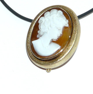 Mariage aus antiker Muschelgemme und neuzeitlicher Fassung, Kamee-Anhänger, gefaßt in 585 Gold, Handarbeit, geschnitztes Frauenportrait "die anonyme Schöne", matter abgerundeter Goldspiegel als Umrandung, große verdeckte Clipöse. Kamee später Historismus 1870-1890, Umrahmung um 1970 - Goldschmiede-Danilo