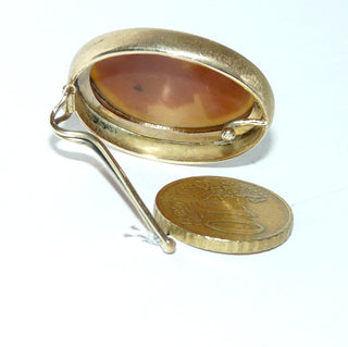 Mariage aus antiker Muschelgemme und neuzeitlicher Fassung, Kamee-Anhänger, gefaßt in 585 Gold, Handarbeit, geschnitztes Frauenportrait "die anonyme Schöne", matter abgerundeter Goldspiegel als Umrandung, große verdeckte Clipöse. Kamee später Historismus 1870-1890, Umrahmung um 1970 - Goldschmiede-Danilo