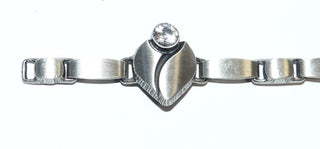 Einzelstück, Nordform-Design, Nordform-Armband aus 925 Silber mit 4 tropfenförmigen Elementen mit Bergkristall, 18,5 cm, seidenmatt, in den Tiefen geschwärzt. Anlaufgeschützt. Die gesamte skandinavische / finnische Nordform-Kollektion ist so designt, daß fast alle Schmuckstücke miteinander kombinierbar sind. Besonders gut zu diesem Schmuckstück passen Nord 0017, 0039, 0062 -	skandinavisches Design zuhause bei www.danilogold-shop.de