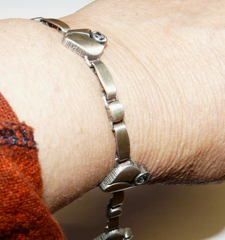 Einzelstück, Nordform-Design, Nordform-Armband aus 925 Silber mit 4 tropfenförmigen Elementen mit Bergkristall, 18,5 cm, seidenmatt, in den Tiefen geschwärzt. Anlaufgeschützt. Die gesamte skandinavische / finnische Nordform-Kollektion ist so designt, daß fast alle Schmuckstücke miteinander kombinierbar sind. Besonders gut zu diesem Schmuckstück passen Nord 0017, 0039, 0062 -	skandinavisches Design zuhause bei www.danilogold-shop.de