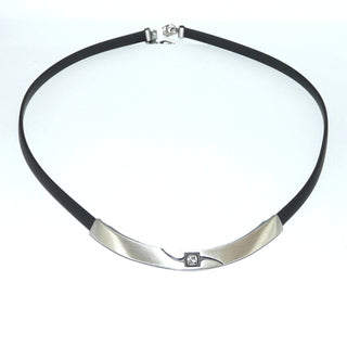Einzelstück, Nordform-Collier, flaches Kautschukband mit gebogenem Mittelteil aus seidenmattem 925 Silber + 1 quadratischen Bergkristall, skandinavisches / finnisches Nordform-Design, 45 cm, ganz leicht am Verschluß kürzbar, in den Tiefen geschwärzt. Die gesamte Nordform-Kollektion ist so designt, daß fast alle Schmuckstücke miteinander kombinierbar sind. Besonders gut zu diesem Schmuckstück paßt Nord 0040 -	Nur erhältlich im Onlineshop von Juwelier & Goldschmiede Danilo!
