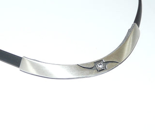 Einzelstück, Nordform-Collier, flaches Kautschukband mit gebogenem Mittelteil aus seidenmattem 925 Silber + 1 quadratischen Bergkristall, skandinavisches / finnisches Nordform-Design, 45 cm, ganz leicht am Verschluß kürzbar, in den Tiefen geschwärzt. Die gesamte Nordform-Kollektion ist so designt, daß fast alle Schmuckstücke miteinander kombinierbar sind. Besonders gut zu diesem Schmuckstück paßt Nord 0040 -	Nur erhältlich im Onlineshop von Juwelier & Goldschmiede Danilo!
