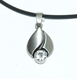 Einzelstück, Nordform-Design, Anhänger Nordform-Tropfen aus 925 Silber mit einem runden, funkelnd facettierten Bergkristall, seidenmatt, in den Tiefen geschwärzt, Dreieck-Schlaufe. Die gesamte skandinavische / finnische Nordform-Kollektion ist so designt, daß fast alle Schmuckstücke miteinander kombinierbar sind. Besonders gut zu diesem Schmuckstück paßt Nord 0002, 0017, 0039 + 0062 -	Nur erhältlich im Onlineshop von Juwelier & Goldschmiede Danilo!