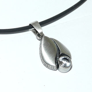 Einzelstück, Nordform-Design, Anhänger Nordform-Tropfen aus 925 Silber mit einem runden, funkelnd facettierten Bergkristall, seidenmatt, in den Tiefen geschwärzt, Dreieck-Schlaufe. Die gesamte skandinavische / finnische Nordform-Kollektion ist so designt, daß fast alle Schmuckstücke miteinander kombinierbar sind. Besonders gut zu diesem Schmuckstück paßt Nord 0002, 0017, 0039 + 0062 -	Nur erhältlich im Onlineshop von Juwelier & Goldschmiede Danilo!