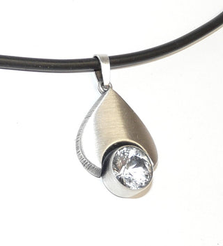 Einzelstück, Nordform-Design, Anhänger Nordform-Tropfen aus 925 Silber mit einem runden, funkelnd facettierten Bergkristall, seidenmatt, in den Tiefen geschwärzt, Dreieck-Schlaufe. Die gesamte skandinavische / finnische Nordform-Kollektion ist so designt, daß fast alle Schmuckstücke miteinander kombinierbar sind. Besonders gut zu diesem Schmuckstück paßt Nord 0002, 0017, 0039 + 0062 -	Nur erhältlich im Onlineshop von Juwelier & Goldschmiede Danilo!