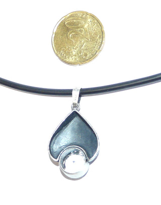 Einzelstück, Nordform-Design, Anhänger Nordform-Tropfen aus 925 Silber mit einem runden, funkelnd facettierten Bergkristall, seidenmatt, in den Tiefen geschwärzt, Dreieck-Schlaufe. Die gesamte skandinavische / finnische Nordform-Kollektion ist so designt, daß fast alle Schmuckstücke miteinander kombinierbar sind. Besonders gut zu diesem Schmuckstück paßt Nord 0002, 0017, 0039 + 0062 -	Nur erhältlich im Onlineshop von Juwelier & Goldschmiede Danilo!