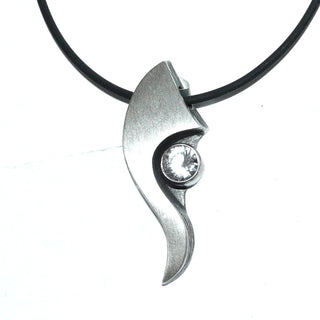 Einzelstück, Nordform-Design, Anhänger "langer Schweif" aus 925 Silber mit einem runden, funkelnd facettierten Bergkristall, seidenmatt, in den Tiefen geschwärzt, zum Durchfädeln. Anlaufgeschützt. Die gesamte skandinavische / finnische Nordform-Kollektion ist so designt, daß fast alle Schmuckstücke miteinander kombinierbar sind. Besonders gut zu diesem Schmuckstück paßt Ring Nord 0032, Ohrschmuck Nord 0064, 0065 + 0066. (Lieferung erfolgt ohne Kette) -	Finnlandschmuck bei Goldschmiede Danilo