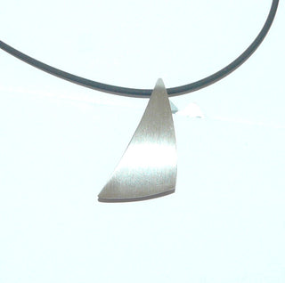 Einzelstück, Nordform-Design, schlichter Nordform-Anhänger "Wandelbares Dreieck" aus 925 Silber, seidenmatt, in den Tiefen geschwärzt, in verschiedenen Positionen tragbar durch 3 rückseitige Schlaufen. Anlaufgeschützt. Die gesamte skandinavische / finnische Nordform-Kollektion ist so designt, daß fast alle Schmuckstücke miteinander kombinierbar sind. Besonders gut zu diesem Schmuckstück paßt Ring Nord 0043 + Ohrstecker 0060. (Lieferung erfolgt ohne Kette)-	Finnlandschmuck bei Goldschmiede Danilo