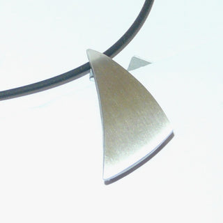 Einzelstück, Nordform-Design, schlichter Nordform-Anhänger "Wandelbares Dreieck" aus 925 Silber, seidenmatt, in den Tiefen geschwärzt, in verschiedenen Positionen tragbar durch 3 rückseitige Schlaufen. Anlaufgeschützt. Die gesamte skandinavische / finnische Nordform-Kollektion ist so designt, daß fast alle Schmuckstücke miteinander kombinierbar sind. Besonders gut zu diesem Schmuckstück paßt Ring Nord 0043 + Ohrstecker 0060. (Lieferung erfolgt ohne Kette)-	Finnlandschmuck bei Goldschmiede Danilo