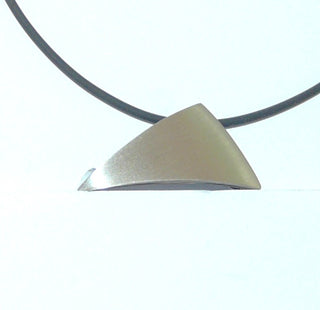 Einzelstück, Nordform-Design, schlichter Nordform-Anhänger "Wandelbares Dreieck" aus 925 Silber, seidenmatt, in den Tiefen geschwärzt, in verschiedenen Positionen tragbar durch 3 rückseitige Schlaufen. Anlaufgeschützt. Die gesamte skandinavische / finnische Nordform-Kollektion ist so designt, daß fast alle Schmuckstücke miteinander kombinierbar sind. Besonders gut zu diesem Schmuckstück paßt Ring Nord 0043 + Ohrstecker 0060. (Lieferung erfolgt ohne Kette)-	Finnlandschmuck bei Goldschmiede Danilo