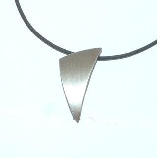 Einzelstück, Nordform-Design, schlichter Nordform-Anhänger "Wandelbares Dreieck" aus 925 Silber, seidenmatt, in den Tiefen geschwärzt, in verschiedenen Positionen tragbar durch 3 rückseitige Schlaufen. Anlaufgeschützt. Die gesamte skandinavische / finnische Nordform-Kollektion ist so designt, daß fast alle Schmuckstücke miteinander kombinierbar sind. Besonders gut zu diesem Schmuckstück paßt Ring Nord 0043 + Ohrstecker 0060. (Lieferung erfolgt ohne Kette)-	Finnlandschmuck bei Goldschmiede Danilo