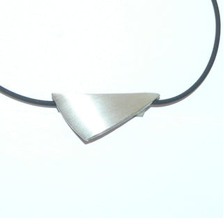 Einzelstück, Nordform-Design, schlichter Nordform-Anhänger "Wandelbares Dreieck" aus 925 Silber, seidenmatt, in den Tiefen geschwärzt, in verschiedenen Positionen tragbar durch 3 rückseitige Schlaufen. Anlaufgeschützt. Die gesamte skandinavische / finnische Nordform-Kollektion ist so designt, daß fast alle Schmuckstücke miteinander kombinierbar sind. Besonders gut zu diesem Schmuckstück paßt Ring Nord 0043 + Ohrstecker 0060. (Lieferung erfolgt ohne Kette)-	Finnlandschmuck bei Goldschmiede Danilo