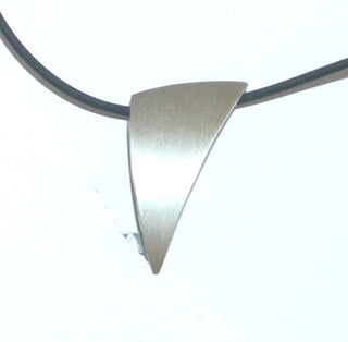 Einzelstück, Nordform-Design, schlichter Nordform-Anhänger "Wandelbares Dreieck" aus 925 Silber, seidenmatt, in den Tiefen geschwärzt, in verschiedenen Positionen tragbar durch 3 rückseitige Schlaufen. Anlaufgeschützt. Die gesamte skandinavische / finnische Nordform-Kollektion ist so designt, daß fast alle Schmuckstücke miteinander kombinierbar sind. Besonders gut zu diesem Schmuckstück paßt Ring Nord 0043 + Ohrstecker 0060. (Lieferung erfolgt ohne Kette)-	Finnlandschmuck bei Goldschmiede Danilo
