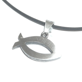 Einzelstück, Nordform-Design, Nordform-Anhänger "christlicher Fisch" aus massivem 925 Silber, seidenmatt, in den Tiefen geschwärzt, beidseitig tragbar, Gravur möglich. Anlaufgeschützt. Die gesamte skandinavische / finnische Nordform-Kollektion ist so designt, daß fast alle Schmuckstücke miteinander kombinierbar sind. Besonders gut zu diesem Schmuckstück passen Ohrringe Nord 0053  - skandinavisches Design zuhause bei www.danilogold-shop.de 